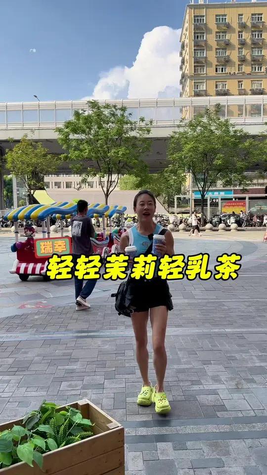 瑞幸新品喝了吗?蓝色的特大杯够一下午了!刘亦菲代言瑞幸咖啡 瑞幸送1亿杯9块9轻乳茶 午后