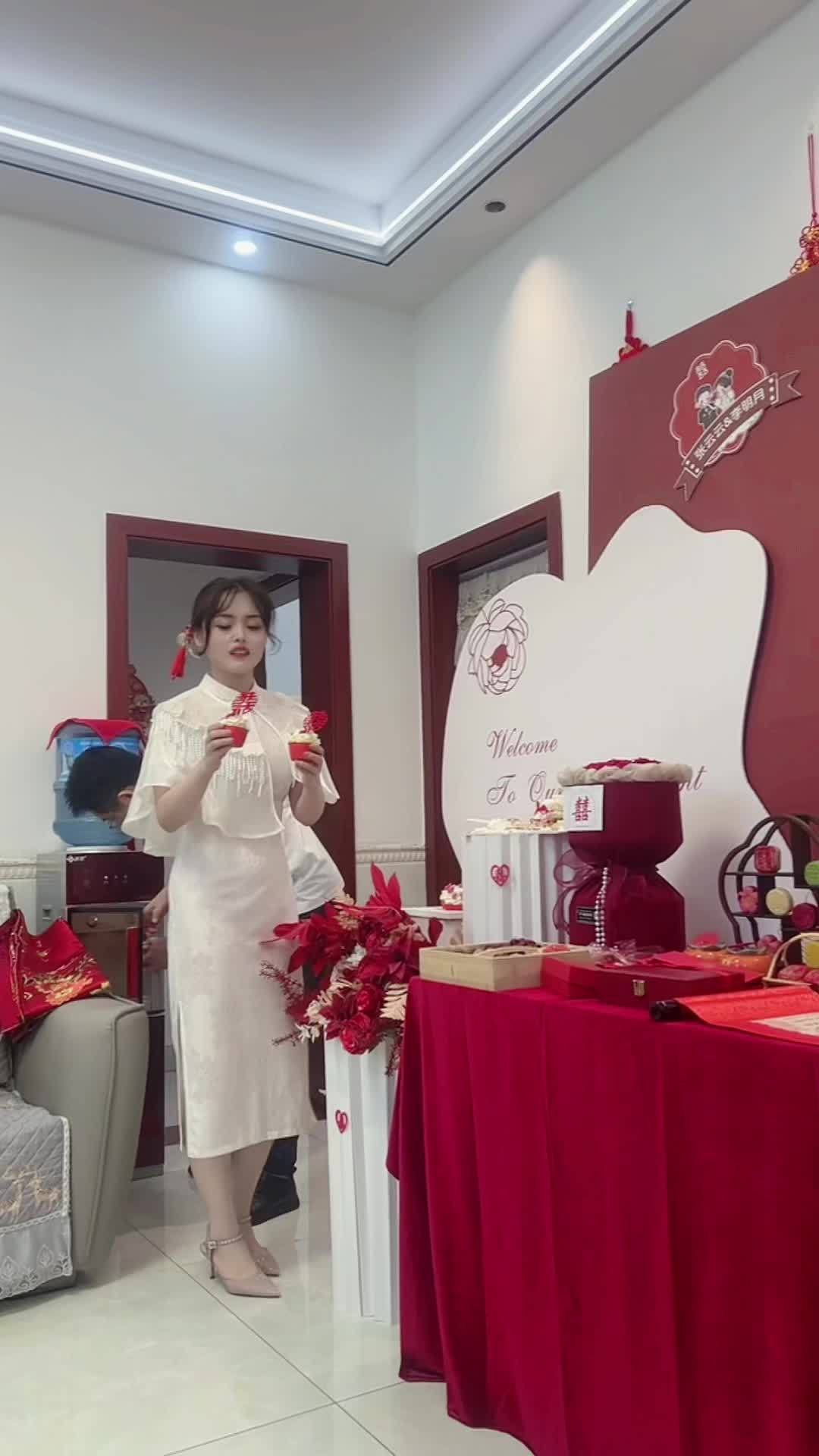 终于吃上了闺蜜订婚小蛋糕 兼职摄影师 见证闺蜜的喜悦,今天是开心的一天~ 订婚
