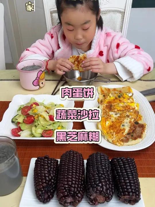 春天要多给娃吃点黑芝麻食物呀,早上不想早起,不用揉面的肉蛋饼肯定要做一下的配上蔬菜沙拉超级