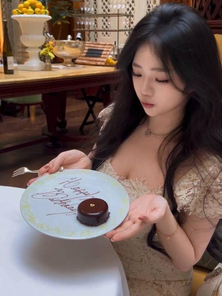 我十八岁啦 给大家分生日蛋糕吃