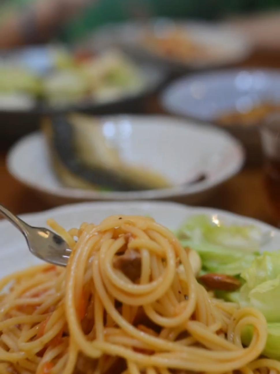 天热,简单吃 牛肉番茄意大利面,蔬菜沙拉,煎青花鱼,黑椒杏鲍菇  抖音美食推荐官 在家做美