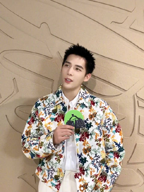 who wears what 在LV阿那亚秀场捕获一枚野生的王安宇!我问了他姐弟恋咋样,自