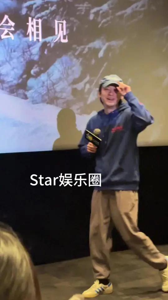一袭休闲卫衣搭配棒球帽造型 来沪宣传新片《我的朋友安德烈》大家期待吗