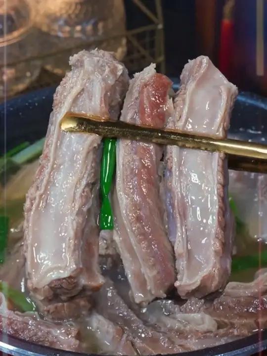 这是我家孩子特别爱吃的,清炖牛肋条做法,既能喝汤又能吃肉,肥瘦相间的牛肋条还有筋,配上小蘸