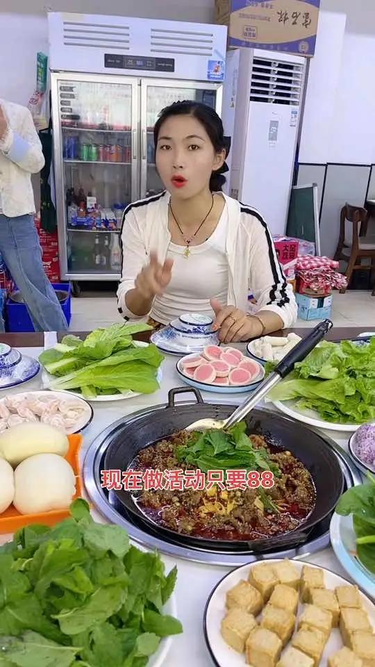在新野吃个正宗的云南风味火塘牛肉锅，真是个不错的选择！想吃的快来尝尝吧！