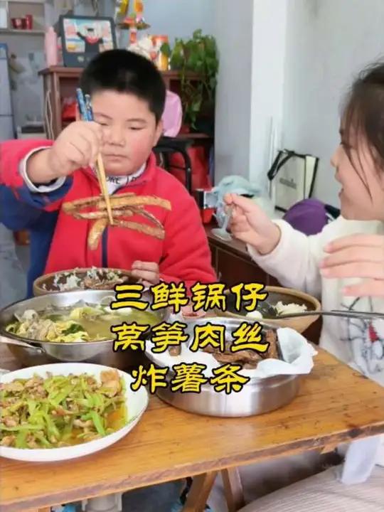   干饭人集合!一桌家常菜香迷糊啦～ 俩娃抢着夹菜也太真实了! 三鲜锅仔暖呼呼,莴笋肉丝超