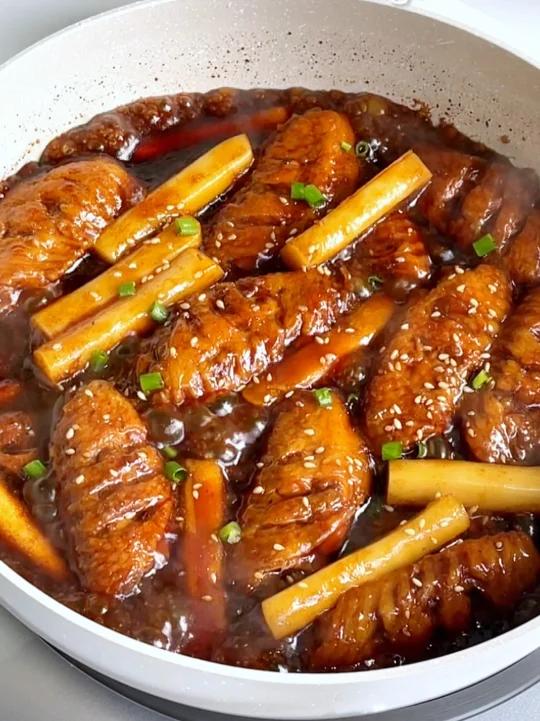 可乐鸡翅炒年糕焦香甜糯,巨下饭!