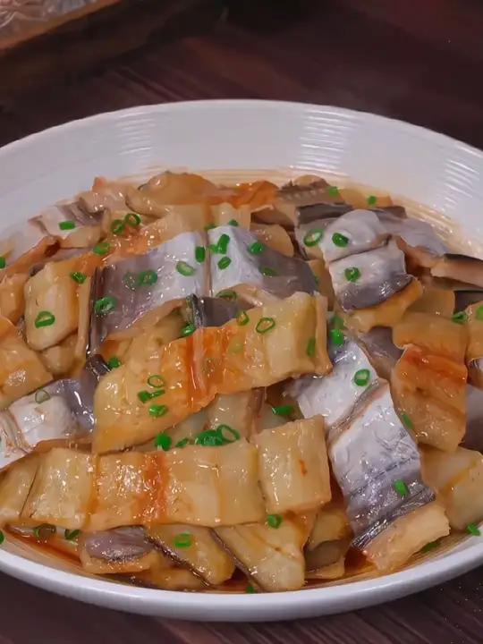 渔民新晒当季鳗鱼干,日晒风干,肉厚饱满,清蒸、红烧都很好吃,鲜香味美