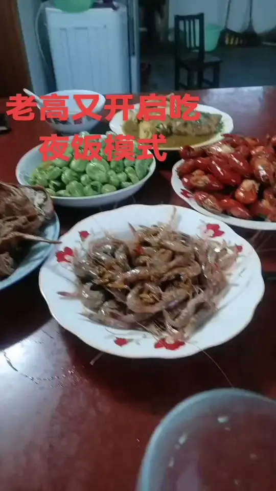 展示家常宵夜菜品丰富多样美味诱人