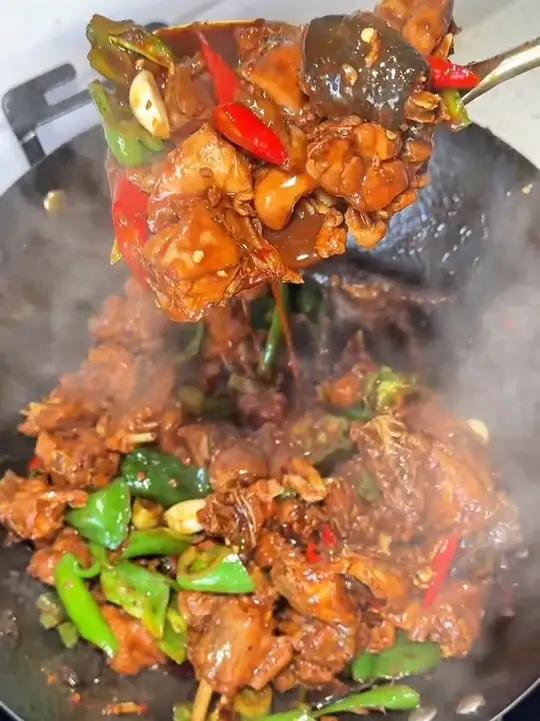 提前祝大家中秋节快乐!作为安徽人来客了饭桌上怎么少的了这份炒鸡!中秋就是共赴一桌团圆 中秋