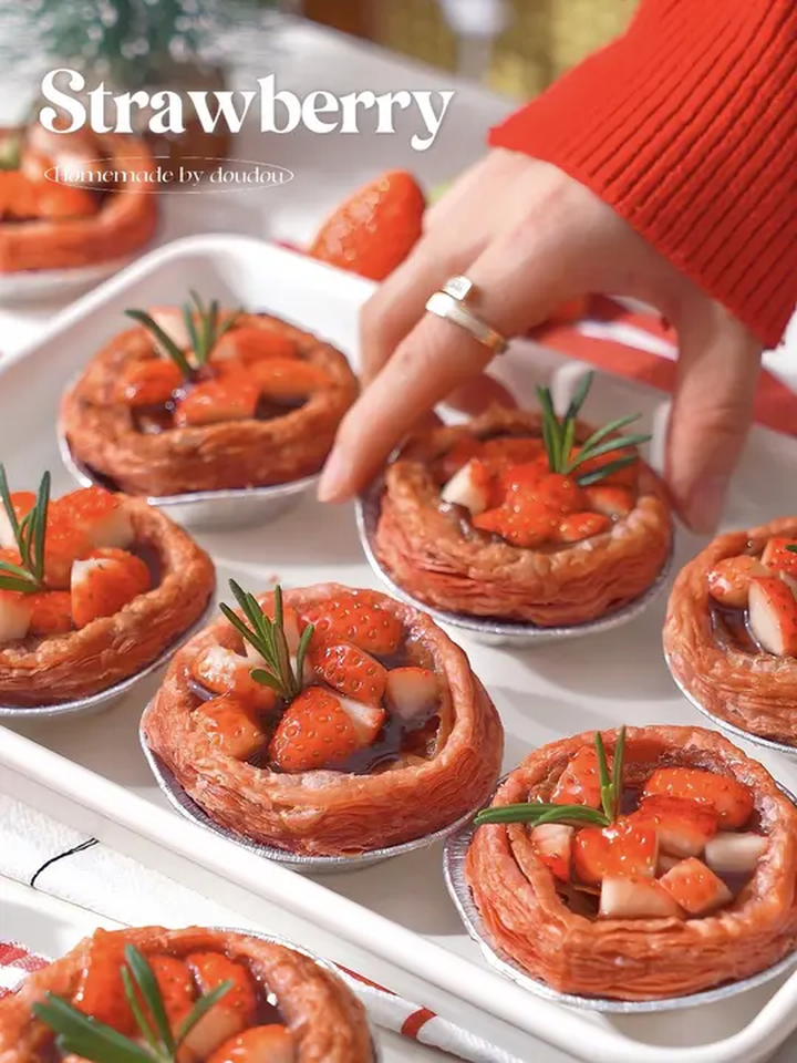 草莓流心蛋挞,滋味酸甜酥脆,一口品尝,让人难以忘怀!
