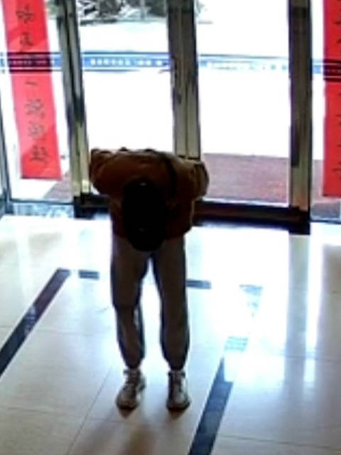 「民警帮忙找回父亲生前照片,男子偷偷送水果对着监控鞠躬致谢」警民同心 近日,辽宁鞍山,小陈