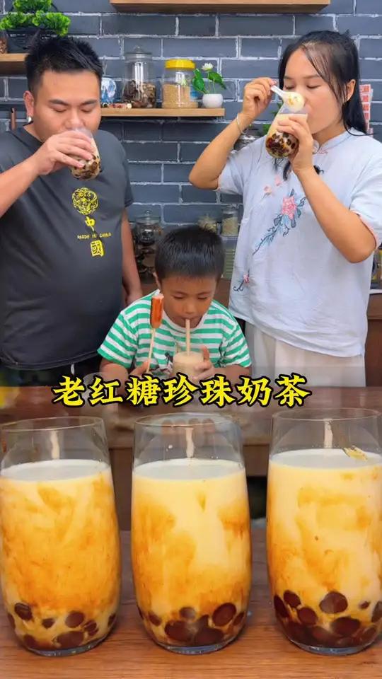 现在放暑假了，天气又那么炎热，大宝想喝奶茶，就自己在家里做，干净又卫生