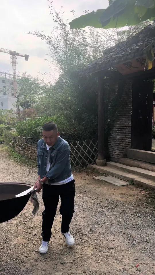 杭州花开岭公益基地占地30亩,是国内知名的公益交流聚集地,关爱老人、帮扶孩子的暖心公益活动