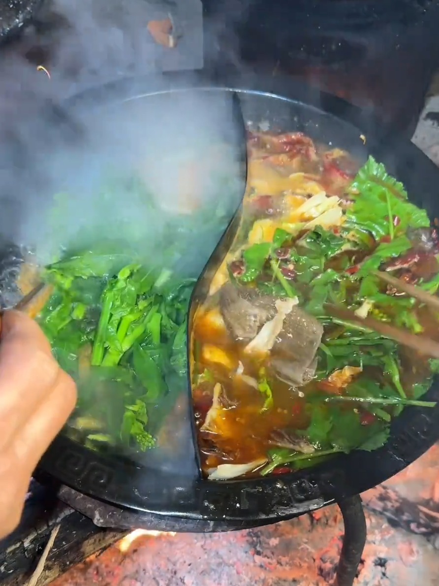 今天我的饭搭子都回来了做一个牛杂火锅吃