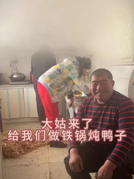 铁锅炖招待大姑 大姑来了,给我们做铁锅炖鸭子#记录真实生活 #东北农村 #新农人