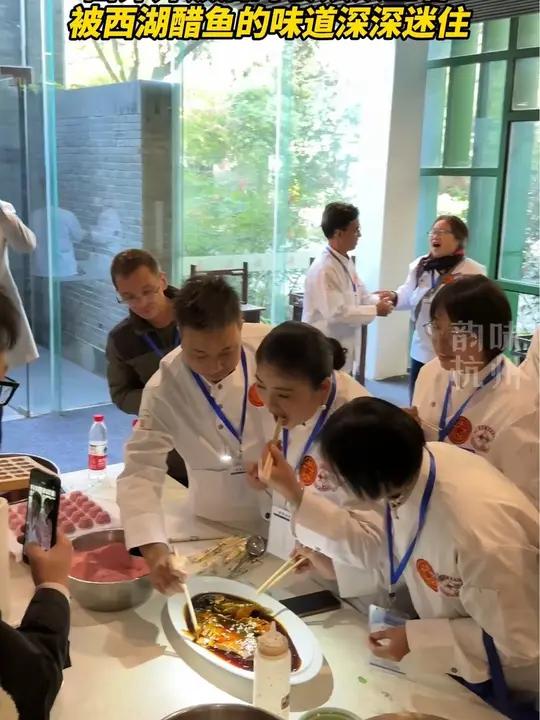 鱼竟然能吃出螃蟹的味道!一群在国外开饭店的大厨,来杭州学习杭帮菜做法,被西湖醋鱼深深吸引。