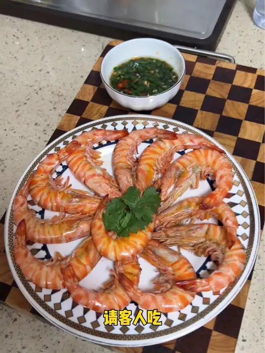 不加一滴水的白灼 竹节虾 鲜得不得了 大人小孩都爱吃 真材实料好味道