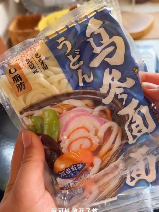 今天做了酱香浓郁的虾仁火腿炒乌冬面，饭搭子说没吃够，下次还让继续做