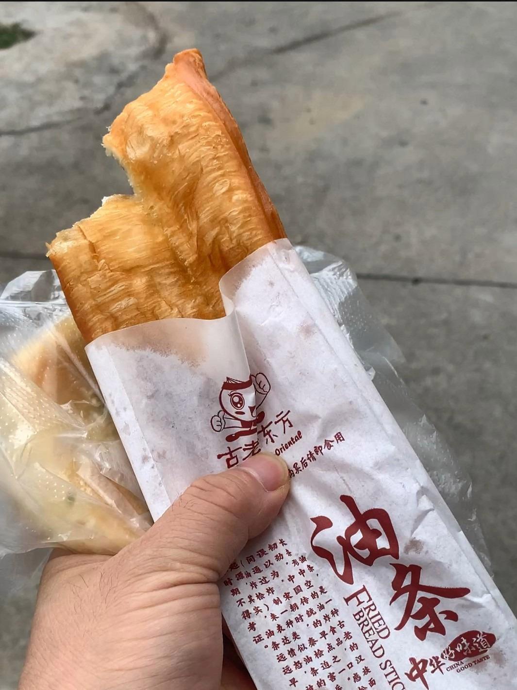 新的一天在油条中开始,火热的大太阳,让人分不清是夏天还是冬天 早餐油条 广州上班的路上 春