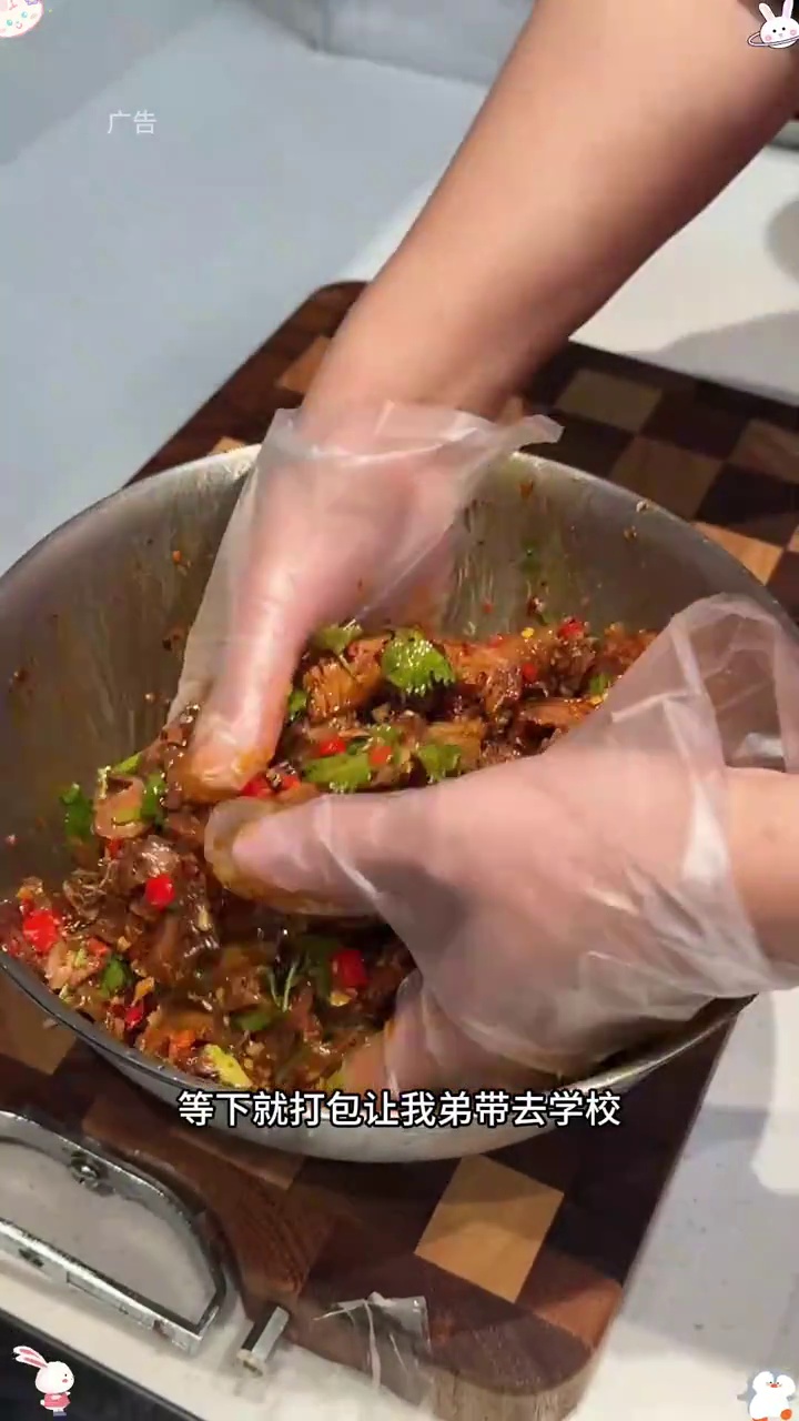 给弟弟同学拌的凉拌卤牛肉,也是我老妈的拿手好菜,做出来比店里的还好吃 凉拌牛肉