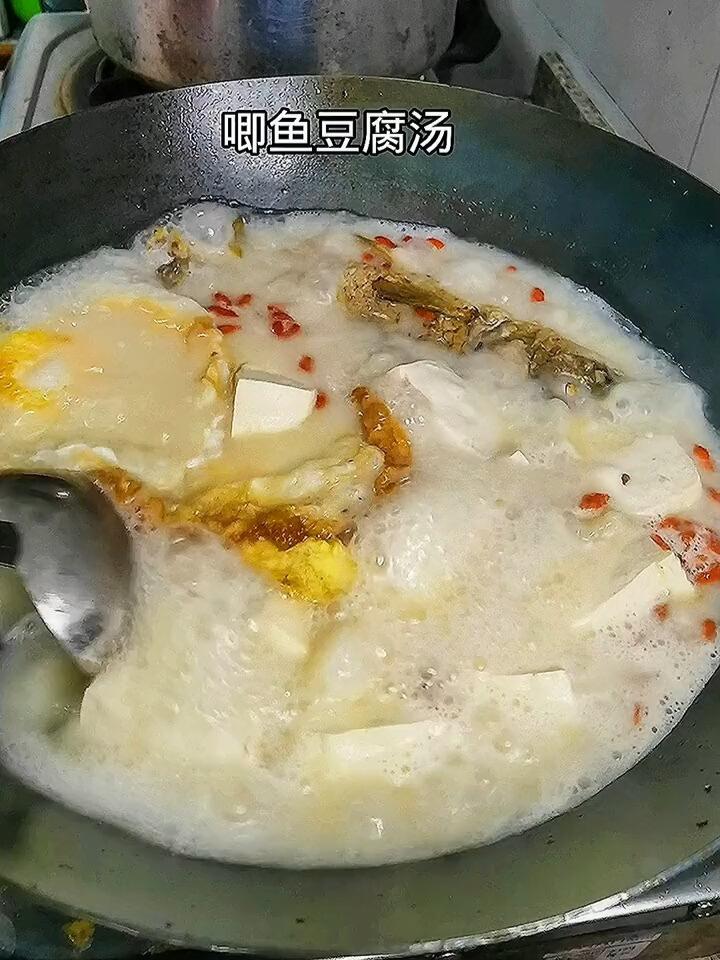 鲫鱼豆腐汤,加两个煎蛋汤白味鲜清火补钙