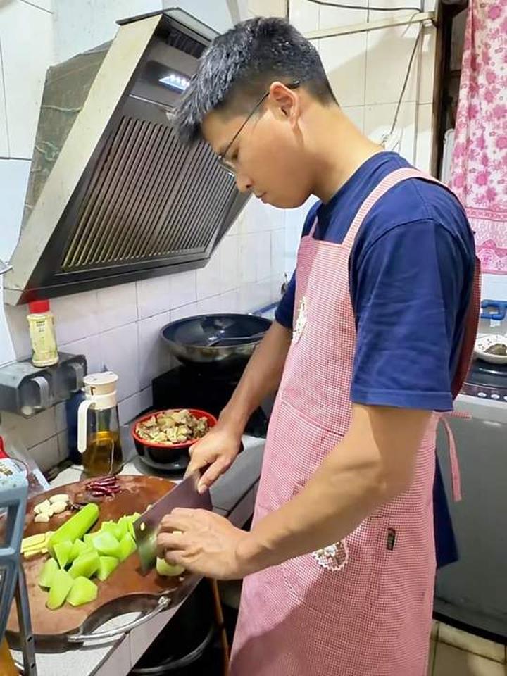 湖北男人下厨总要做硬菜，风干鸡配莴笋味道绝了