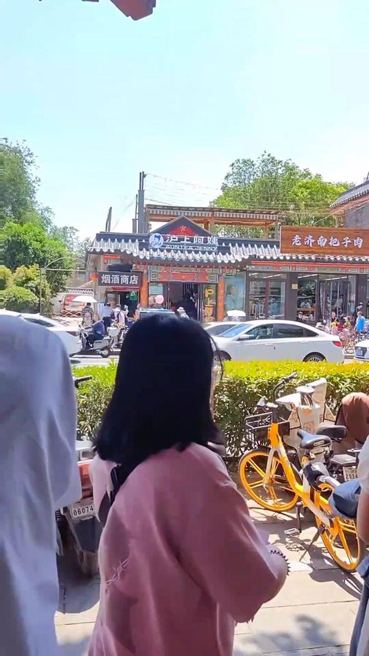 微山湖鱼馆就在济南古城的核心曲水亭街