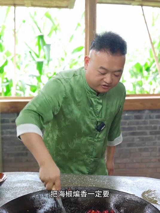 今天做一道江湖菜夜宵大排档的热门菜盘龙黄鳝,吃起香辣入味!