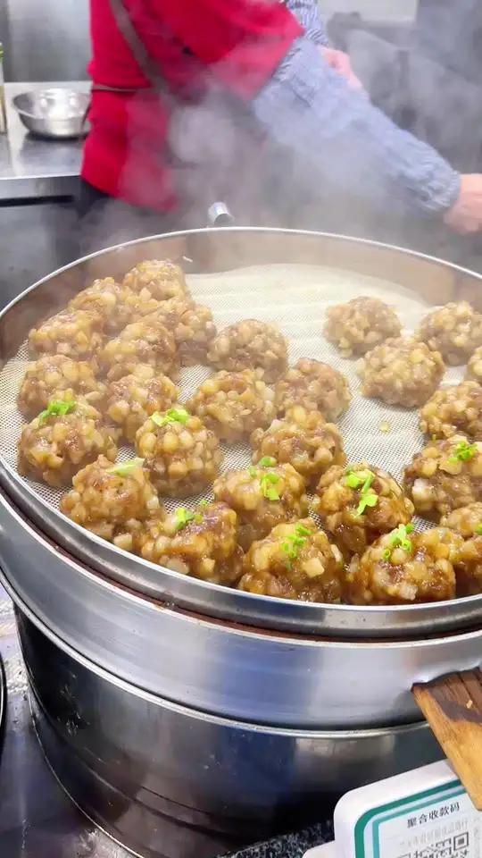 千万别小看兰溪肉圆里的萝卜和肉,他俩可是灵魂搭档,萝卜的清甜、鲜肉的香味、番薯粉的软糯,这