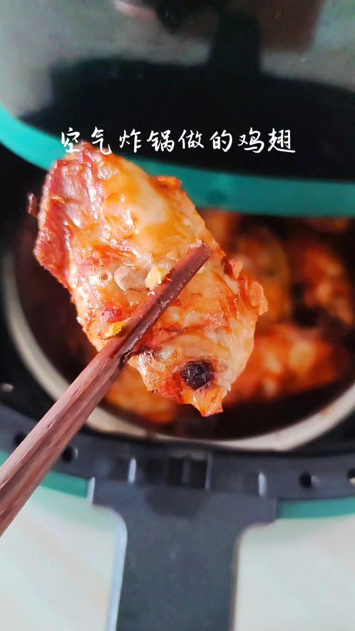 用空气炸锅做的鸡翅好美味啊,不需要用油也可以轻松做出好吃烤鸡翅 空气炸锅美食 家庭自制烤肉