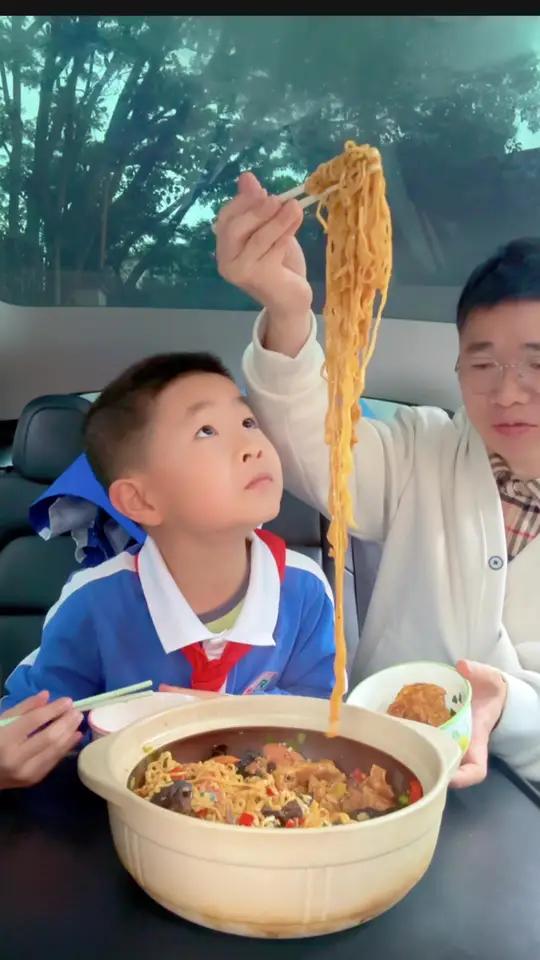 80后老父亲给小学生送饭第285天 家有小学生中午去学校给儿子送饭,今天午餐吃白菜豆腐煲,