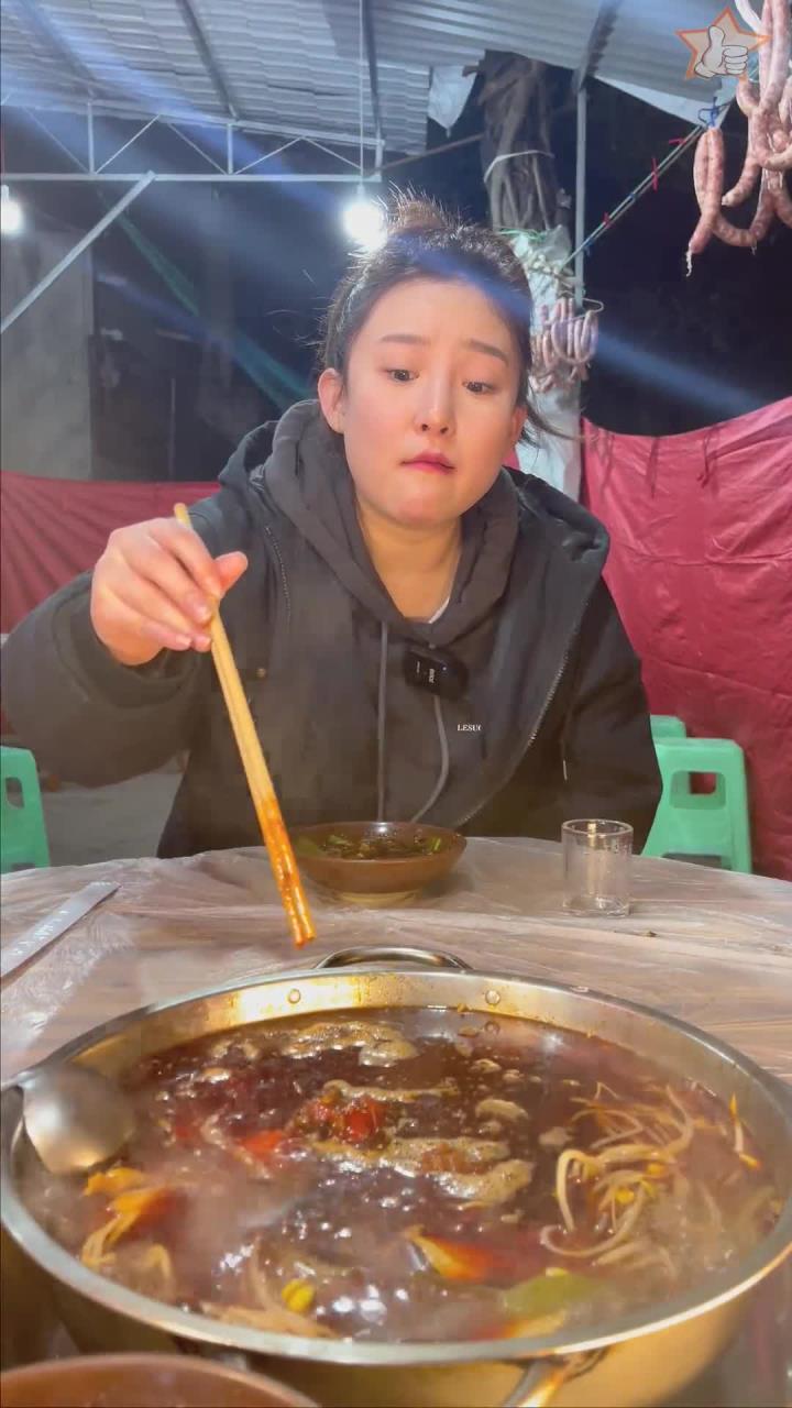 大渡口开了三十几年的牛肉汤锅，老板说附近的居民经常下楼打