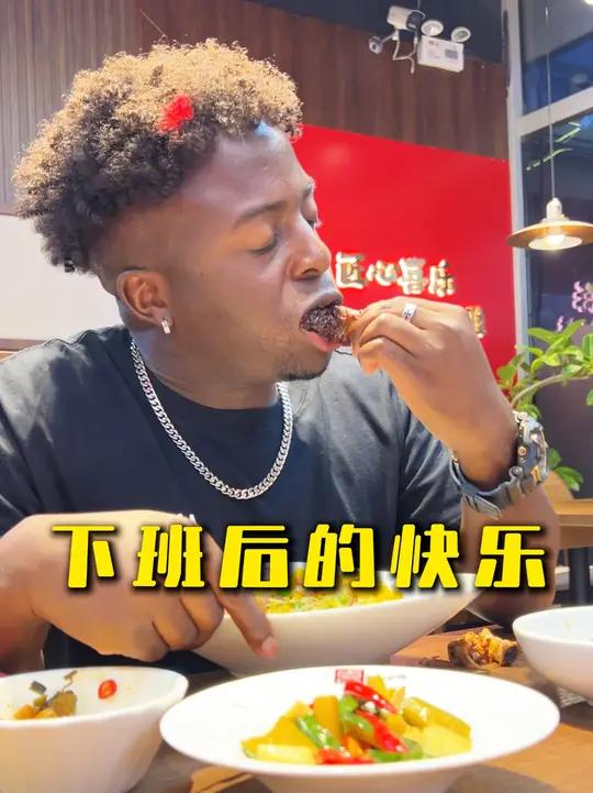 夜晚下班后奖励自己吃顿夜宵 这种中年男人的快乐有朋友懂吗?