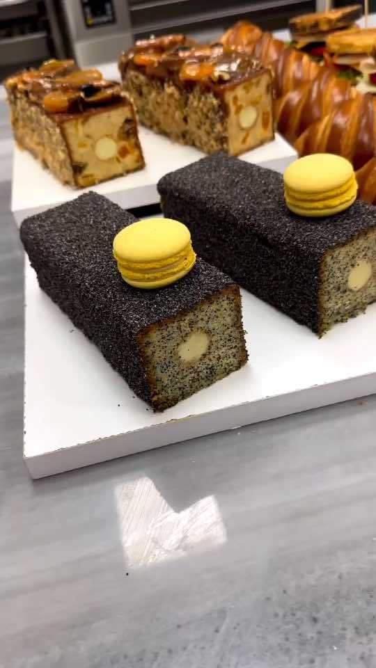 经典丹麦水果谁吃谁爱。手工开酥层层叠叠的表皮金黄诱人,口感 酥软,奶香浓郁不油腻手作面包 