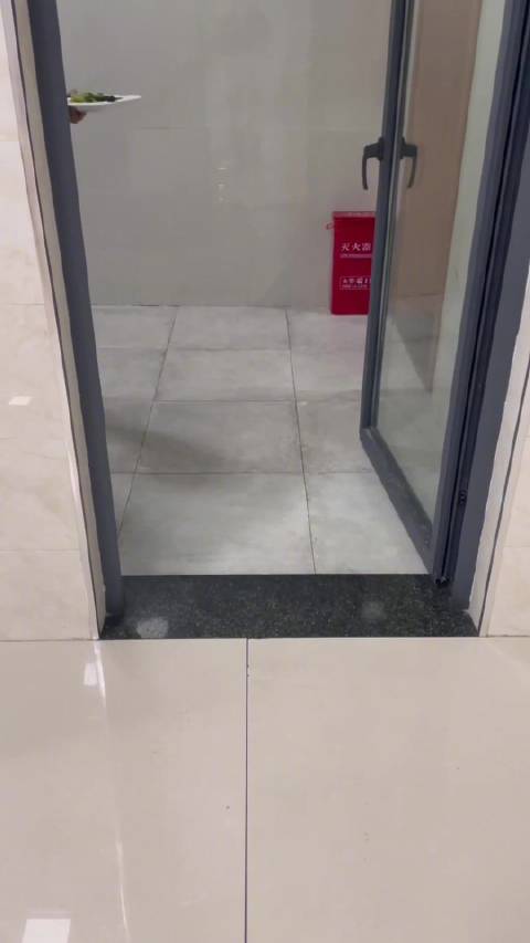 「隔屏看蓝朋友这一桌狂炫三碗饭」开饭啦,今天 蓝朋友邀请大家云围观,爆炒鸡块、香辣牛肉、白