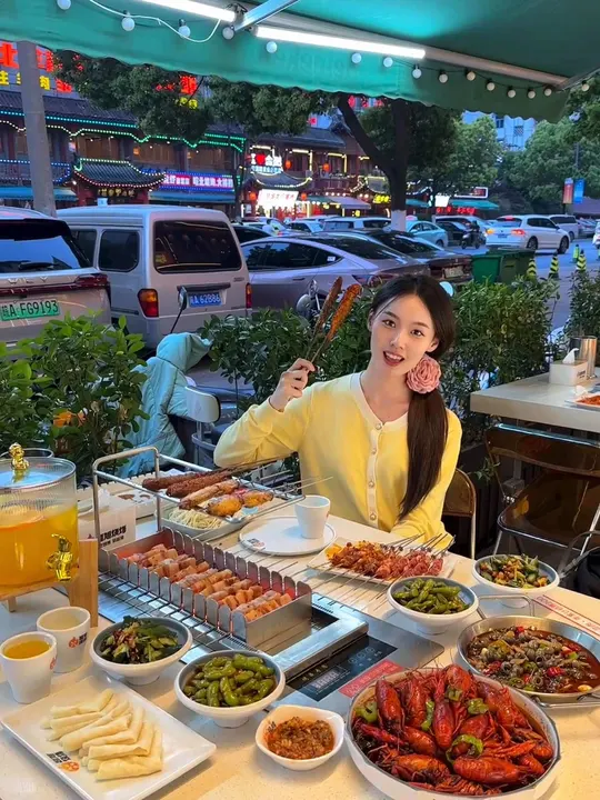 怎么能不吃龙虾烧烤呢！