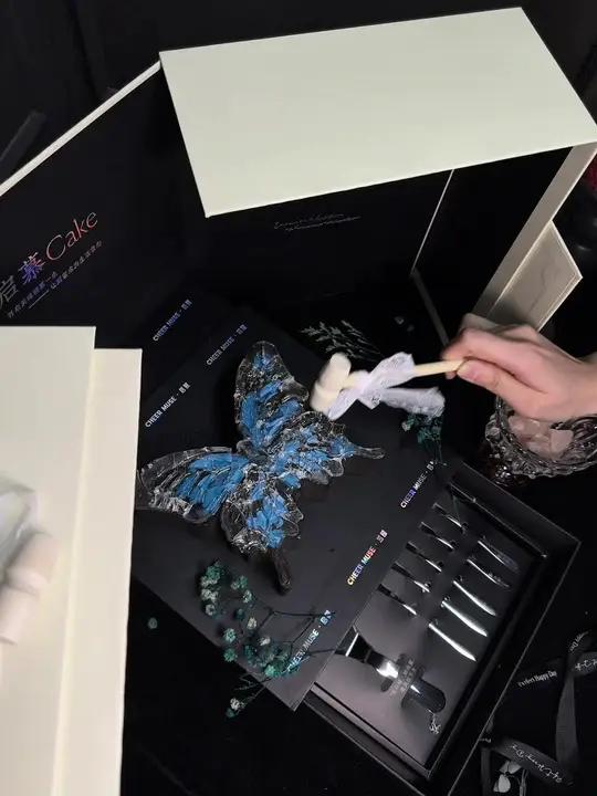 可以敲碎的蝴蝶蛋糕好高级!蓝黑配色也太好看了吧!碎冰蝴蝶蛋糕 蝴蝶蛋糕 生日蛋糕 仙女蛋糕