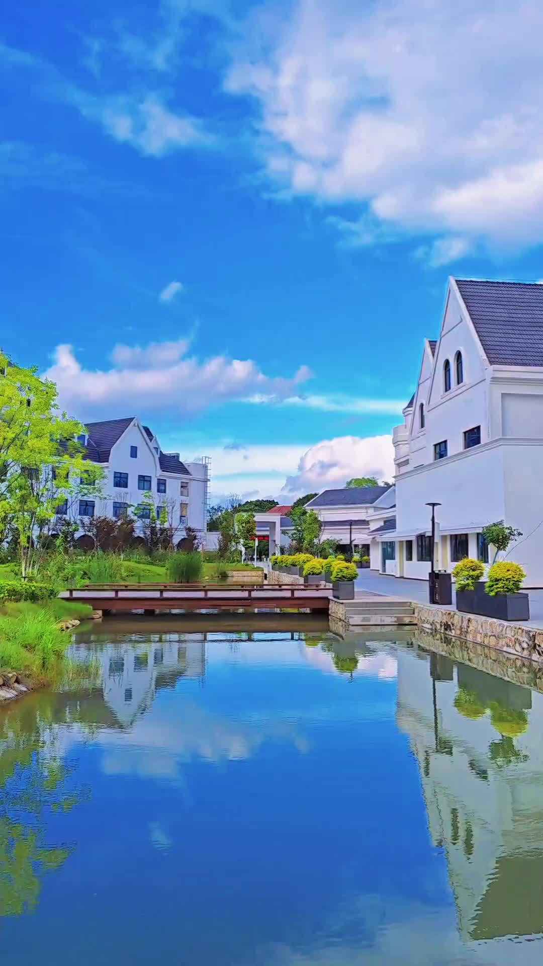 治愈系风景 我们无法判定某个瞬间的价值。朋友圈里抄一个文案来用「呲牙」有时候,只看云
