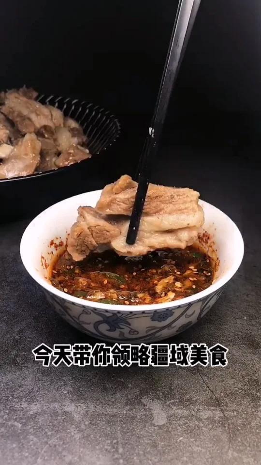带你吃遍全国美食,新疆手抓羊肉,速度安排,正宗的内蒙古羊肉是不需要焯水的呃,这就是草原的味