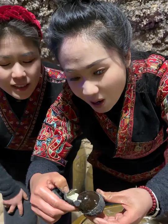 老一辈人的智慧，非遗传承工艺，选用本地三穗麻鸭土鸭蛋高山溶洞老坛研制的松花皮蛋您吃过吗
