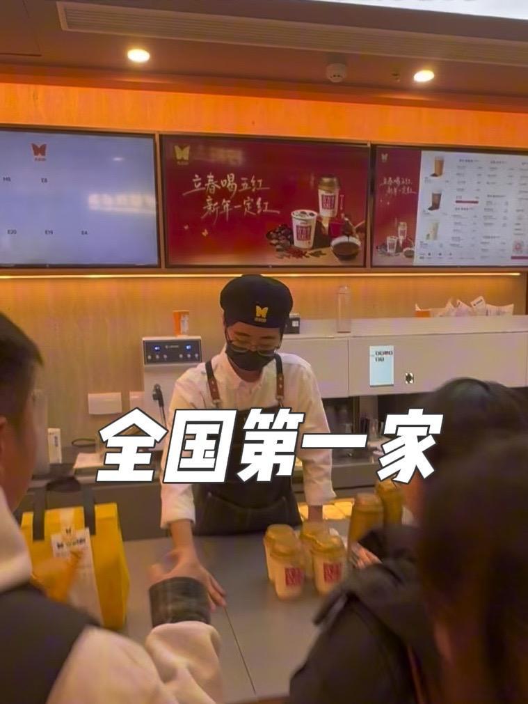 香飘飘在杭州开全国第一家线下奶茶店，粉丝敢来打卡，“童年回忆更具象化了”#香飘飘#奶茶#杭
