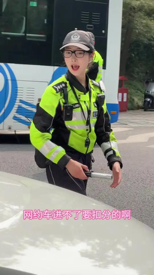 双休日兔子警官温柔提醒驾驶员不要进入限行区域