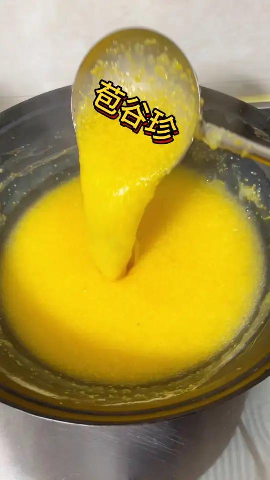 有没有和我一样的,小时候冬天最不爱吃的饭,成了现在心心相念的一碗稀饭,配上咸菜和酸菜真的太