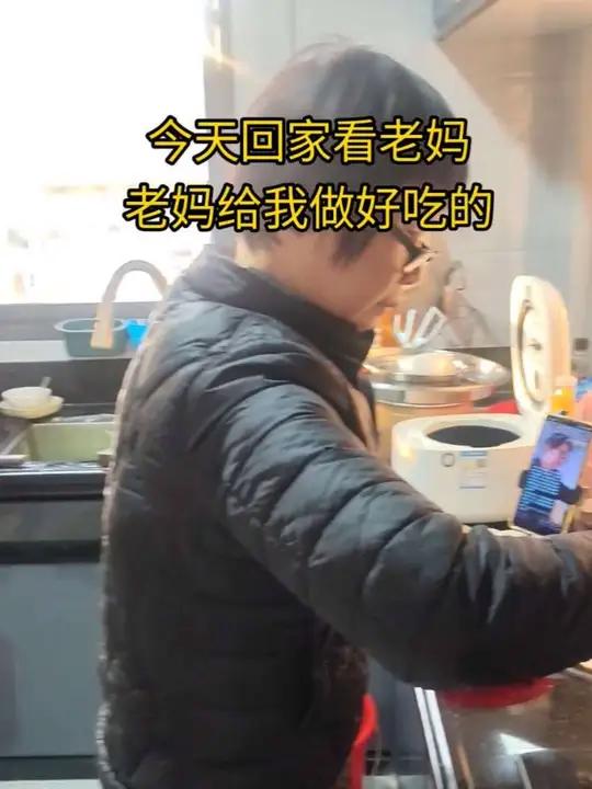 今天回家老妈吃老妈做的反沙番薯芋头山药和蒸螃蟹!