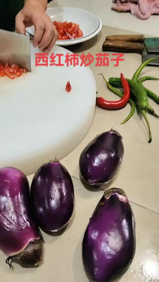 西红柿辣椒炒茄子 辣椒炒茄子简单做法 炒西红柿茄子做法 茄子辣椒西红柿的家常做法
