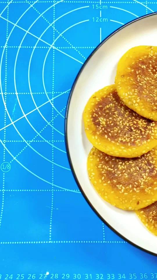南瓜糯米饼,软糯香甜,满口的芝麻香味