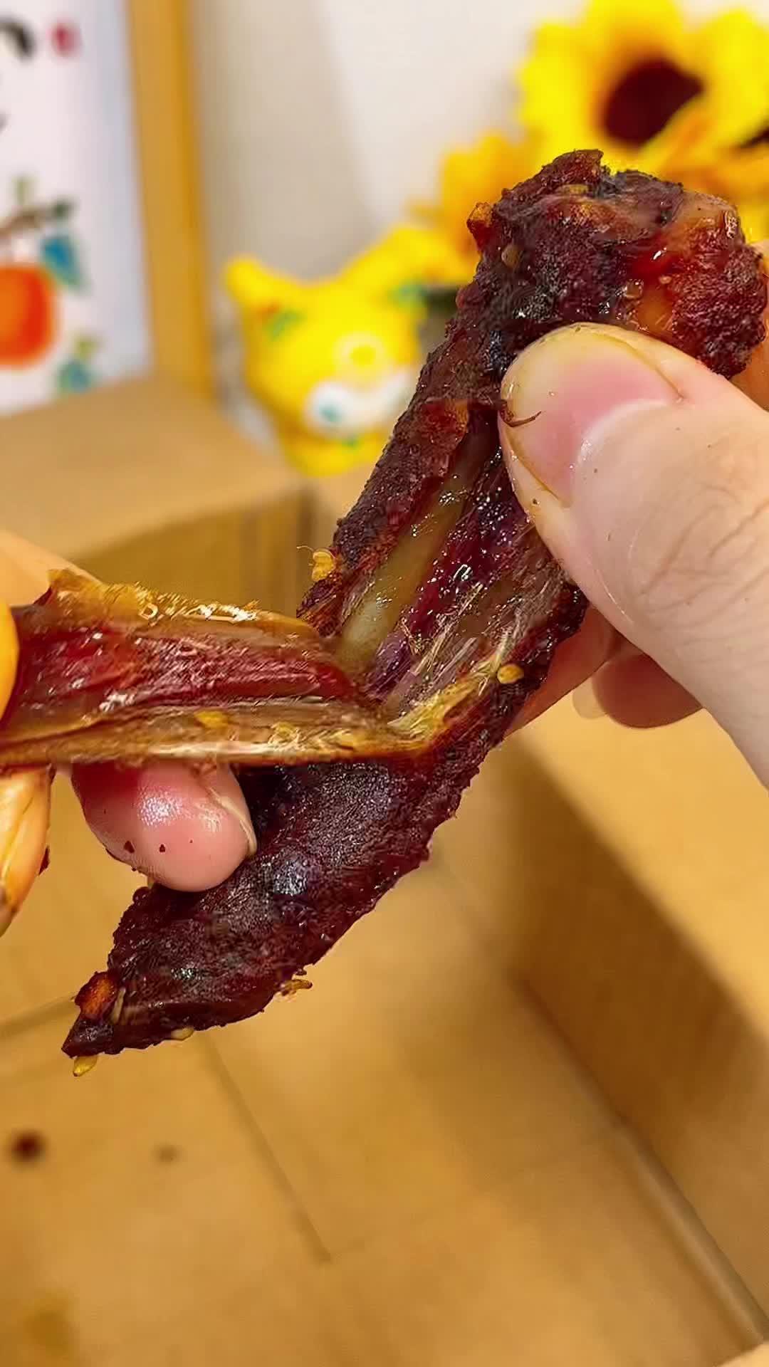 1根不到1块钱,便宜好吃的摸鱼必备小零食,湖南地道的香辣鸭翅,蜜汁酱汁老火慢炖,连骨头都很