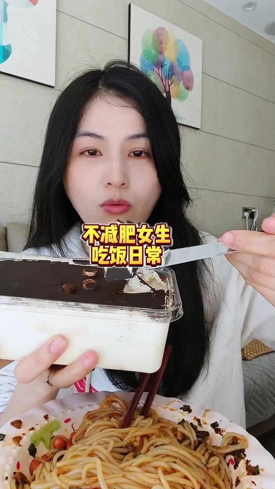下午好,感恩有你们,今天吃上超好吃的脆皮巧克力提拉米苏,幸福满满 美食vlog 吃货日常 
