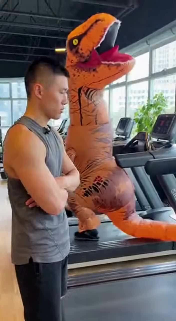 恐龙也卷健身?肌肉哥看懵了